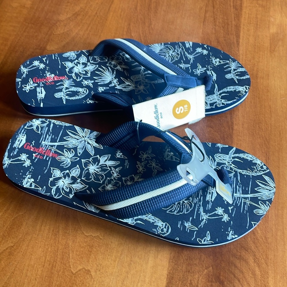 NWT Men’s flip flops size small 7/8